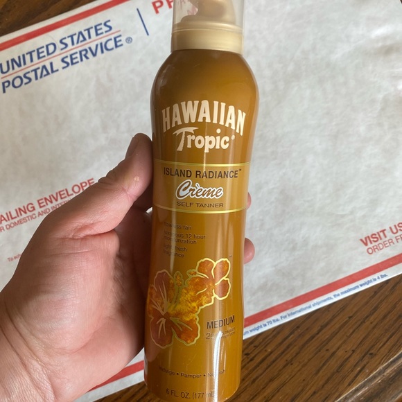 Hawaiian Tropic Island Radiance 6 oz Crème Self Tanner in medium - Picture 2 of 5